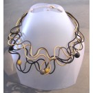 Collier LIANE PERLÉE, no 15, de l'artiste Sandrine Giraud, Ce bijou modulable, toujours original, marie avec élégance la grâce des perles avec l’originalité des lignes résolument contemporaines.