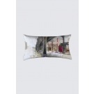 Coussin Bastien, rectangle long, modèle 'Juxtaposition contrôlée', Ni Vu Ni Cornu, Auteure Annie Lévesque, artiste, Art portable, Imprimé des deux côtés (recto-verso), Fait au Canada, dimension : 12po x 23po