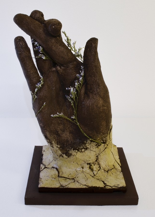 Éclosion, de l'artiste Raphaëlle Bitar, Sculpture, Argile, Plâtre et végétaux divers, dimension : 7 x 5 x 4 pouces