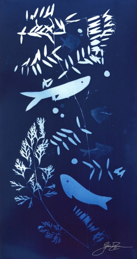Jardin d'eau, de l'artiste Sophie Rozenn Boucher, Medium Cyanotype et aquarelle sur papier de coton, marouflé sur bois, Création unique, Format de l'oeuvre : 12 x 6 pouces de largeur