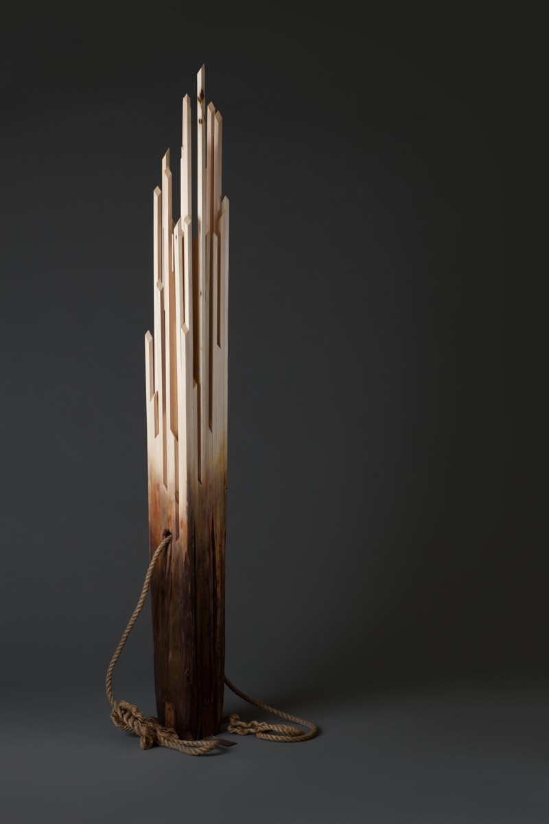 Pilastre de quai, de l'artiste Bernard Hamel, Sculpture, tilleul, supports en acier et cordages, Création unique, dimension : 98.5 x 8.5 x 20 po