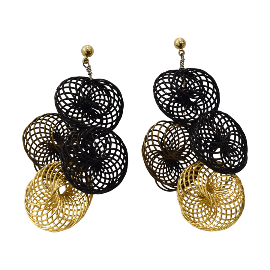 Boucles d'oreille ESCARGOT, no 114, de l'artiste Sandrine Giraud, Couleur, Noir et doré. Ce bijou marie avec élégance la grâce et l’originalité des lignes.