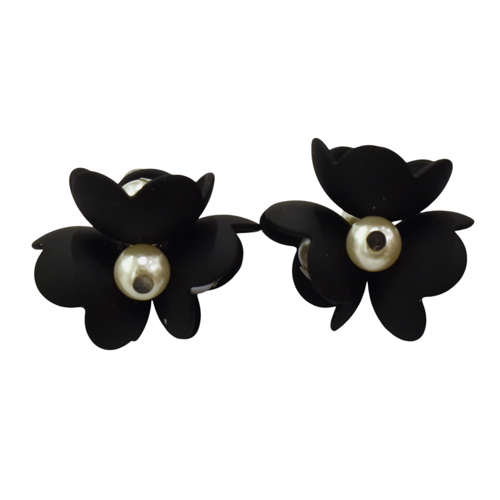 Boucles d'oreille GILEPPE, no 116, de l'artiste Sandrine Giraud, Couleur, Noir et perles blanches. Ce bijou marie avec élégance la grâce et l’originalité des lignes.