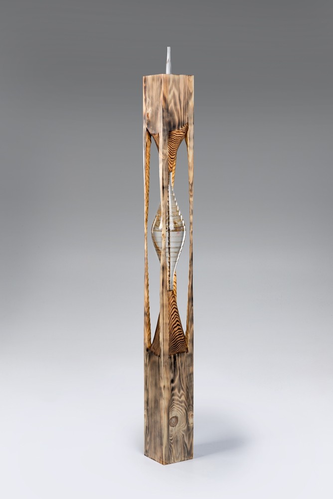 Sublimation, de l'artiste Bernard Hamel, Sculpture, Bois, plexiglas et phragmites, dimension : 6 x 6 x 60 po hauteur