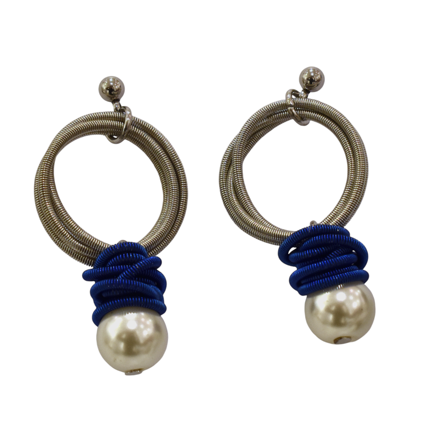 Boucles d'oreille ARGENT-BLEU-PERLE goutte, no 123, de l'artiste Sandrine Giraud, Couleur, Argent, bleu et perle. Ce bijou marie avec élégance la grâce et l’originalité des lignes.