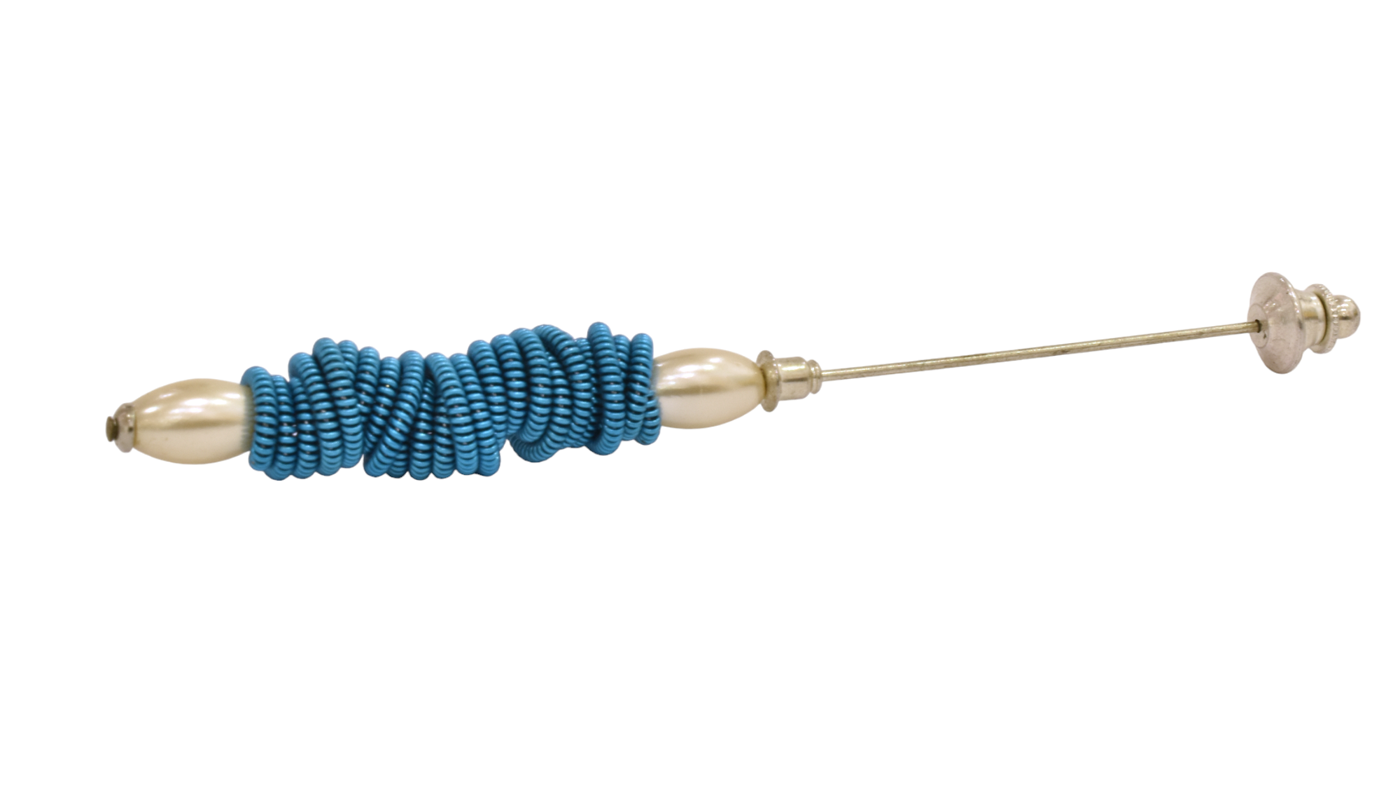 Broche, no 13, Couleur, bleu et perles, de l'artiste Sandrine Giraud. Ce bijou marie avec élégance la grâce et l’originalité des lignes.