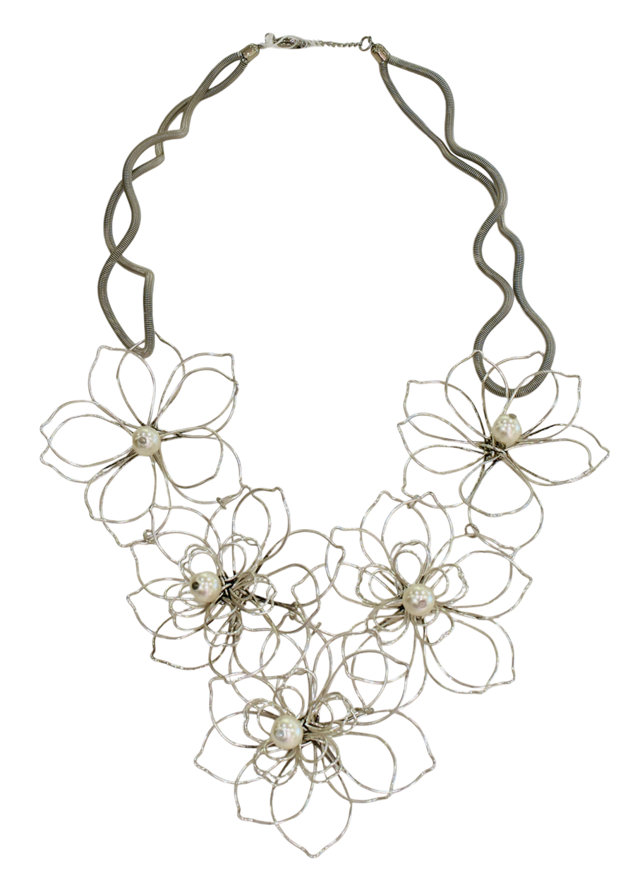 Collier LOTUS DOUBLE FLEUR, no 148, de l'artiste Sandrine Giraud, couleur, argent et perles blanches. Ce bijou modulable, toujours original, marie avec élégance la grâce et l’originalité des lignes.
