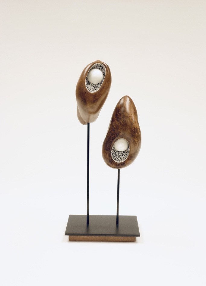 Gemellité, de l'artiste Christianne Hamel, Sculpture, matière : Merisier - Métal - Coquilles d'oeuf, Technique : Taille directe, Création unique, dimension : 20 x 51 x 15 cm