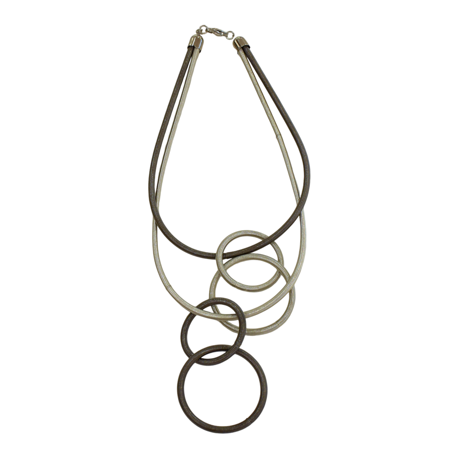 Collier DISCO, no 156, de l'artiste Sandrine Giraud, couleur, argent et gris foncé. Ce bijou modulable, toujours original, marie avec élégance la grâce et l’originalité des lignes.