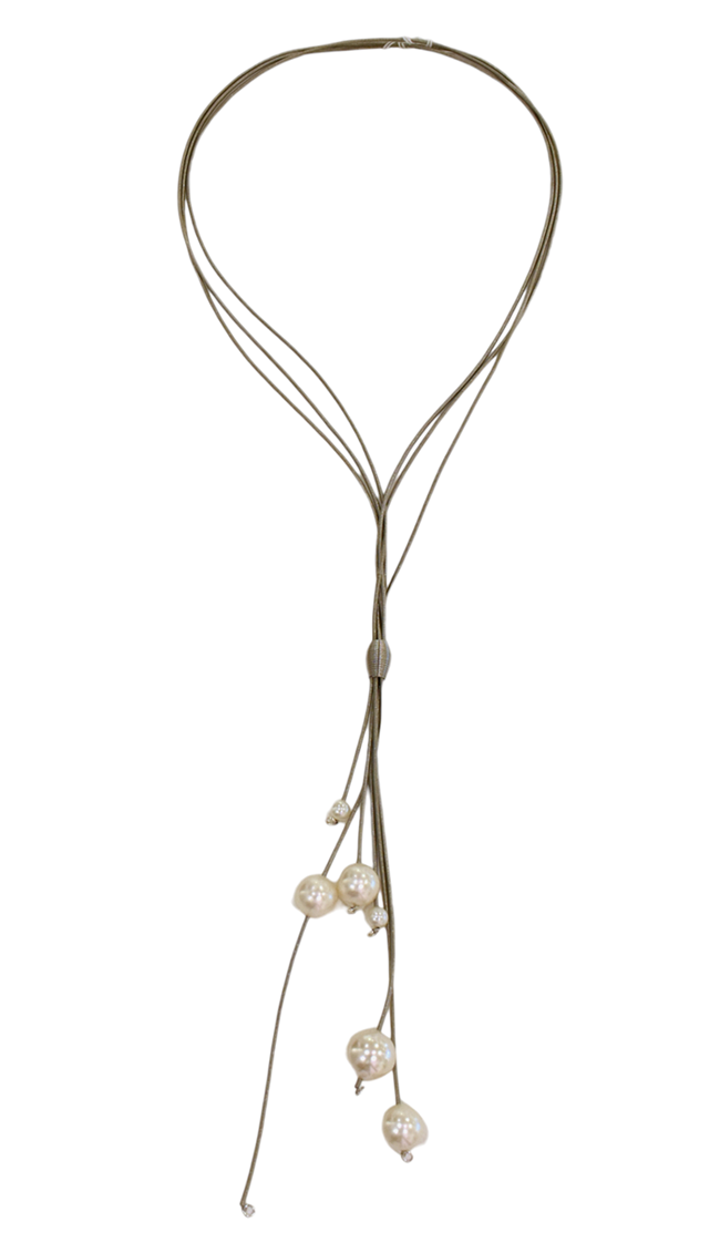 Collier SAUTOIR PERLE, no 158, de l'artiste Sandrine Giraud, couleur, argent, perles blanches. Ce bijou modulable, toujours original, marie avec élégance la grâce et l’originalité des lignes.