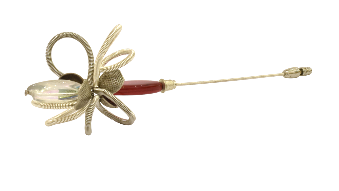Broche, no 15, Couleur, nacre, argent et marron, de l'artiste Sandrine Giraud. Ce bijou marie avec élégance la grâce et l’originalité des lignes.