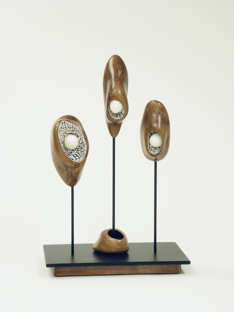 Triade, de l'artiste Christianne Hamel, Sculpture, matière : Merisier - Métal - Coquilles d'oeuf, Technique : Taille directe, Création unique, dimension : 25 x 38 x 15 cm