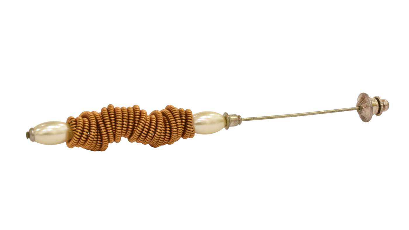 Broche, no 1, Couleur, doré et perles, de l'artiste Sandrine Giraud, Ce bijou marie avec élégance la grâce et l’originalité.