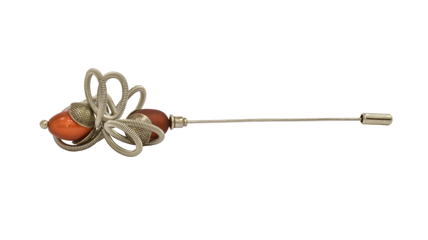 Broche, no 2, Couleur, gris argent et marron, de l'artiste Sandrine Giraud. Ce bijou marie avec élégance la grâce et l’originalité des lignes.