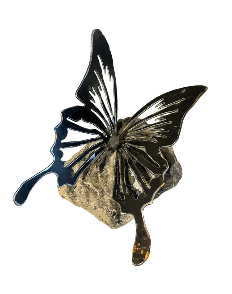 Papillon, o-43, de l'artiste Danny Perkins, Sculpture, roche et acier, Oeuvre pour l'intérieur et l'extérieur, Dimension : 10.5 x 8 x 9.5 po