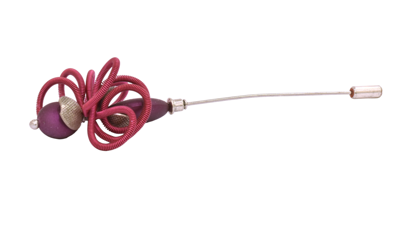 Broche, no 4, Couleur, rose fuchsia et violet, de l'artiste Sandrine Giraud. Ce bijou marie avec élégance la grâce et l’originalité des lignes.