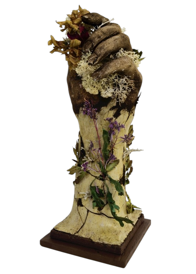 Étreinte, de l'artiste Raphaëlle Bitar, Sculpture, Argile, plâtre et végétaux divers, dimension : 7 x 4 x 4.5 pouces