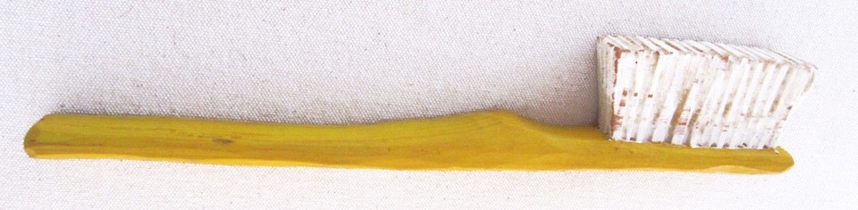 Aimant, Brosse à dents (jaune), de l'artiste Alexandre Tardif, Décoration à placer sur une surface métallique, pièce faite de bois, tilleul