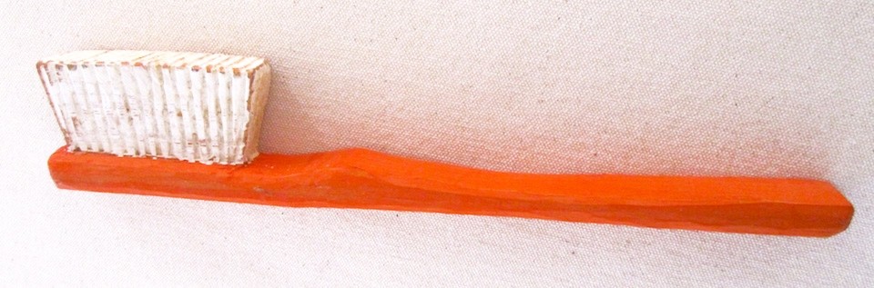 Aimant, Brosse à dents (orange), de l'artiste Alexandre Tardif, Décoration à placer sur une surface métallique, pièce faite de bois, tilleul