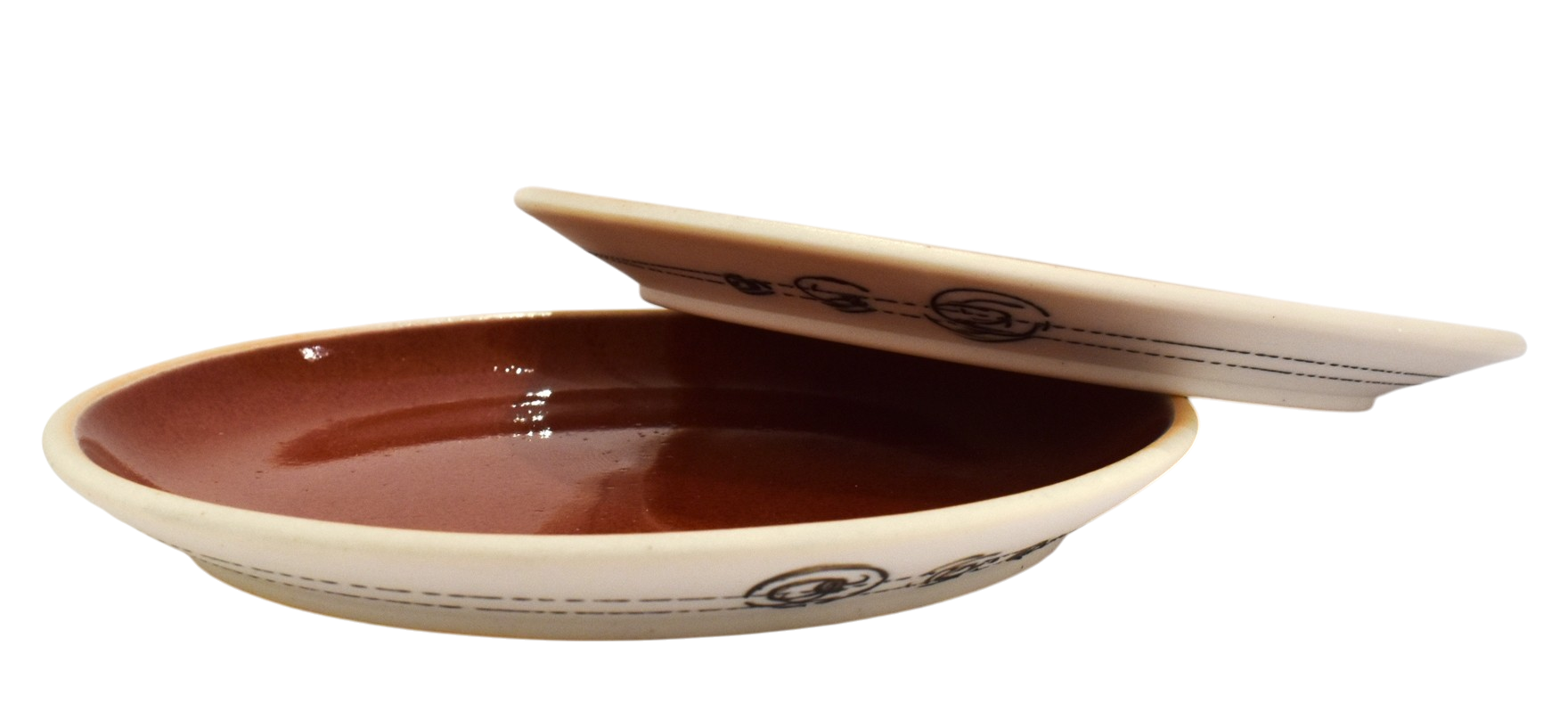 Assiette (à pain ou assiette petite pour tasse) (dessus rouge), de l'artiste Elizabeth Hamel, medium : céramique porcelaine blanche, dessus émail cuivré, 0.5 po haut x 6 po diamètre, pièce vendue à l'unité