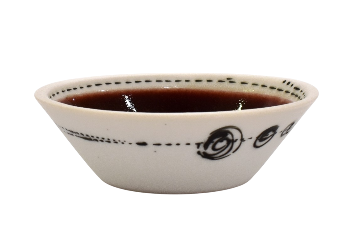 Assiette mini coupelle (intérieur rouge), de l'artiste Elizabeth Hamel, medium : céramique porcelaine blanche, dessus émail cuivré, 0.75 po haut x 3.50 po diamètre, pièce vendue à l'unité