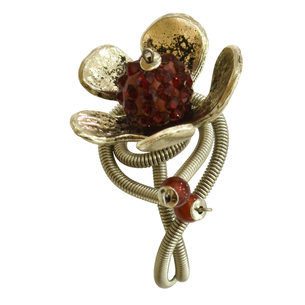 Bague, no 58, de l'artiste Sandrine Giraud, Couleur, argent, marron et gris. Ce bijou marie avec élégance la grâce et l’originalité des lignes.