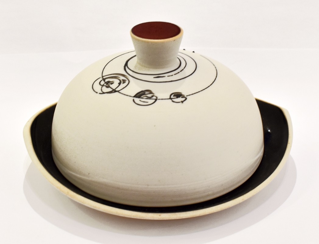 Beurrier (poignée rouge), de l'artiste Elizabeth Hamel, medium : céramique porcelaine blanche, dimension : 3.25 po haut x 6 po de diamètre