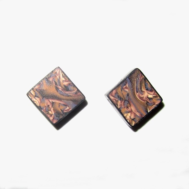 Boucles d'oreilles, Assymétrik pin, no 69, de l'artiste Sophiori, Bijou contemporain coloré, fait à la main, Matière première : pâte de polymère, de la création jusqu'à l'assemblage final