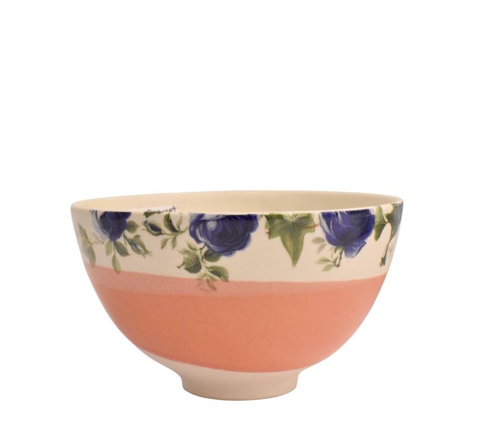 Bol à café, no 14, (bande orange pâle, fleurs bleues), de l'artiste Jane Baronet, Pièce tournée ou fabriquée en grès par moulage, dimension : 2,8 H po x 4.7 po