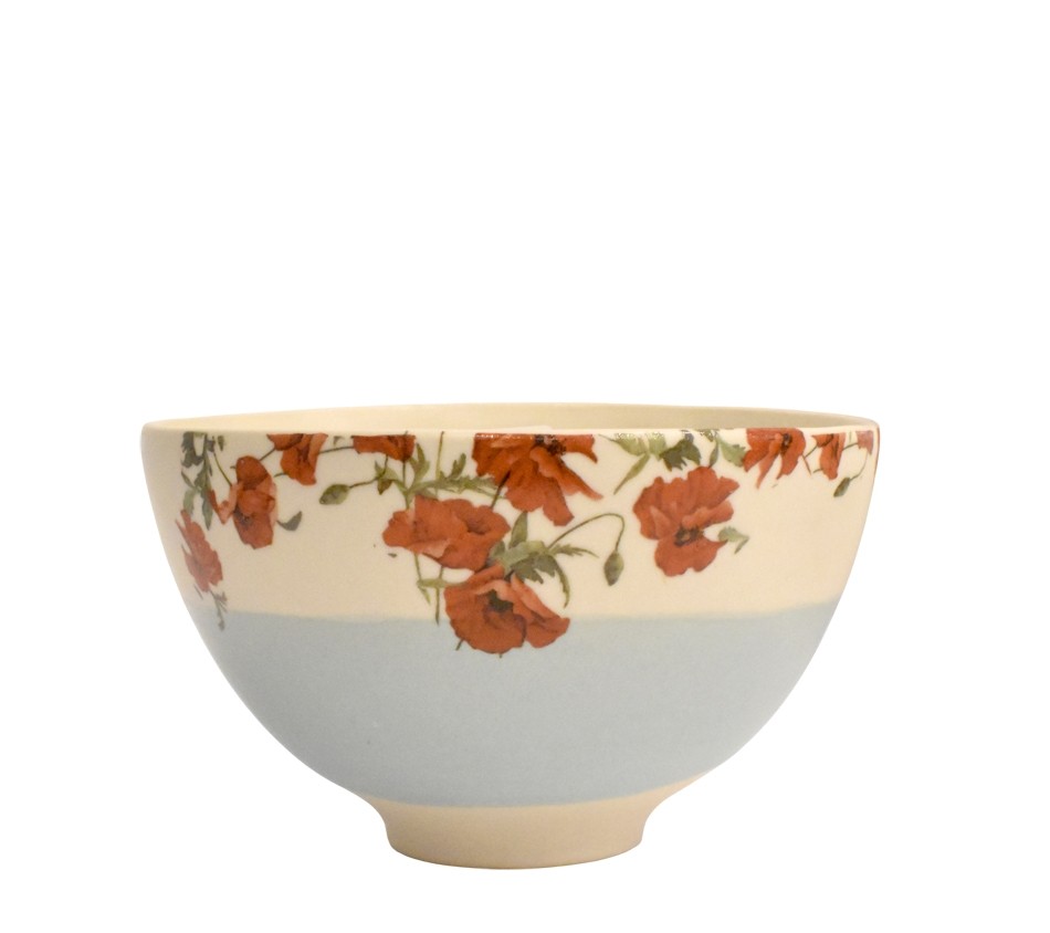 Bol à café, no 18 (bande turquoise, petits coquelicots rouges), de l'artiste Jane Baronet, Pièce tournée ou fabriquée en grès par moulage, dimension : 2,8 H po x 4.7 po