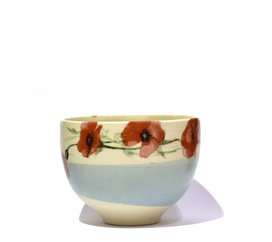 Bol à thé (bande turquoise, fleur coquelicot), no 1, de l'artiste Jane Baronet, Pièce tournée ou fabriquée en grès par moulage, dimension : 3 po x 2 1/8 po