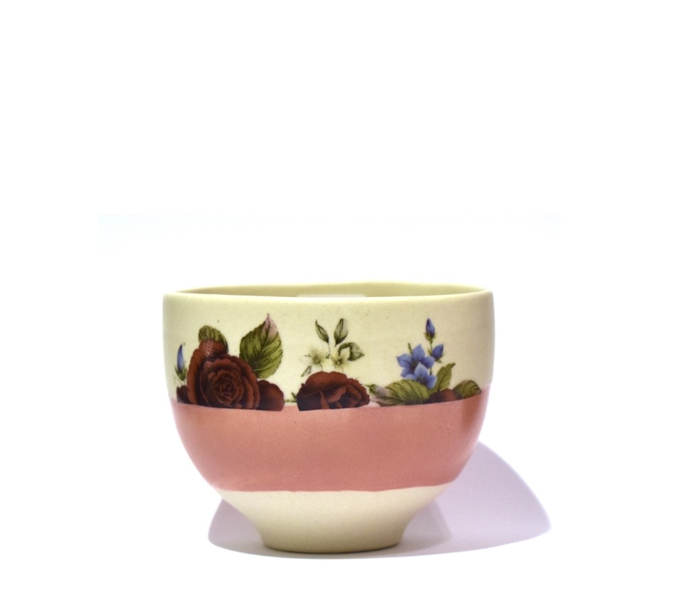 Bol à thé (bande rose, fleurs bordeaux), no 2, de l'artiste Jane Baronet, Pièce tournée ou fabriquée en grès par moulage, dimension : 3 po x 2 1/8 po