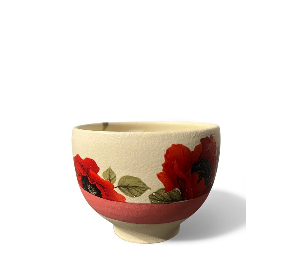 Bol à thé, no 28 (bande orange, fleur rouge), de l'artiste Jane Baronet, Pièce tournée ou fabriquée en grès par moulage, dimension : 2.5 H x 3.5 po