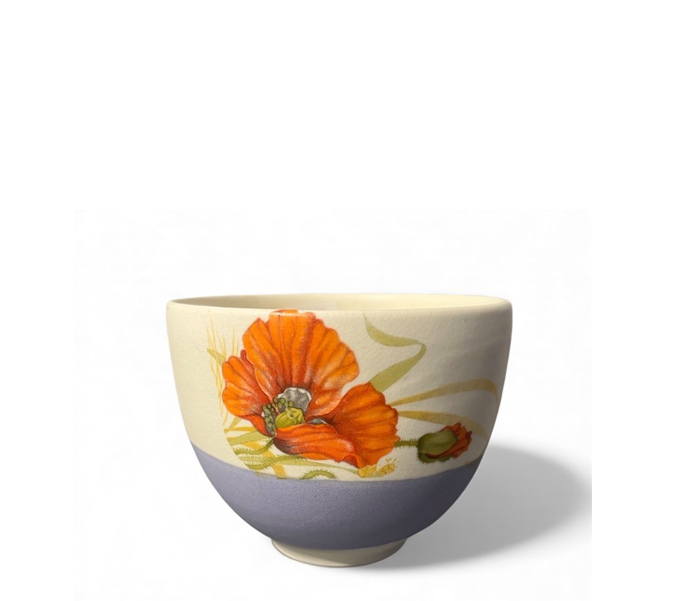 Bol à thé, no 29 (bande bleue, fleur orange), de l'artiste Jane Baronet, Pièce tournée ou fabriquée en grès par moulage, dimension : 2.5 H x 3.5 po