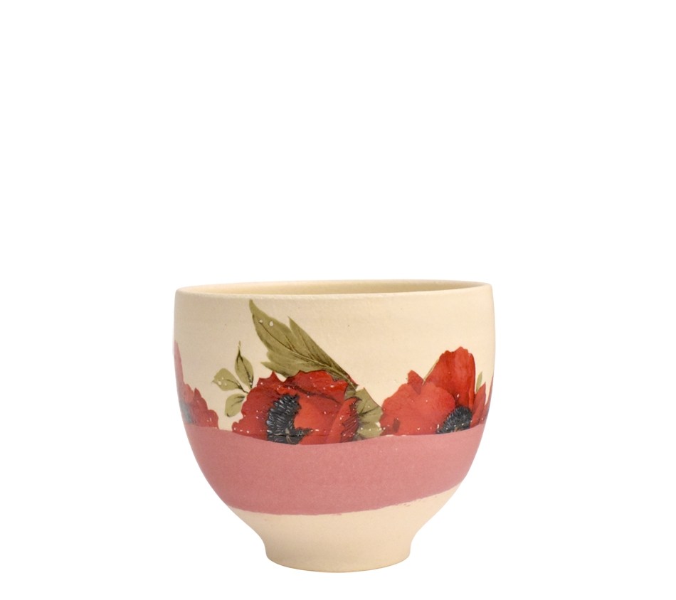 Bol à thé, no 31 (bande rose, fleur rouge), de l'artiste Jane Baronet, Pièce tournée ou fabriquée en grès par moulage, dimension : 3 x 3.5 po