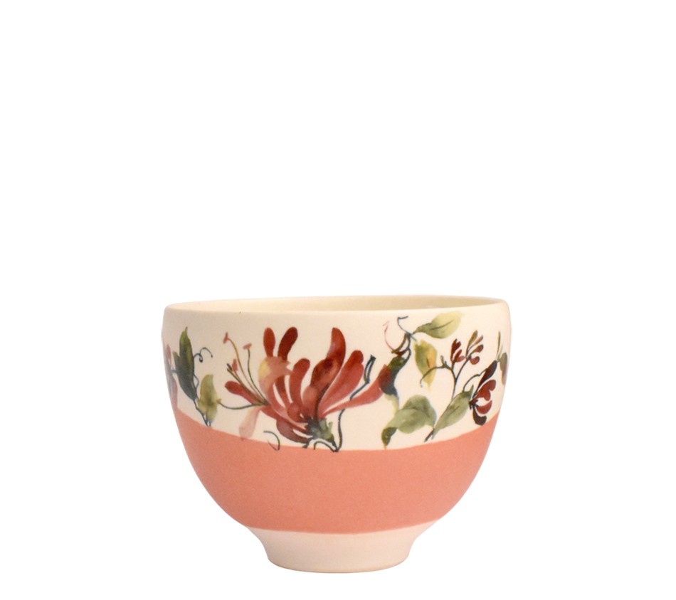 Bol à thé, no 32 (bande orange, fleur rouge), de l'artiste Jane Baronet, Pièce tournée ou fabriquée en grès par moulage, dimension : 3 H x 3.5 po