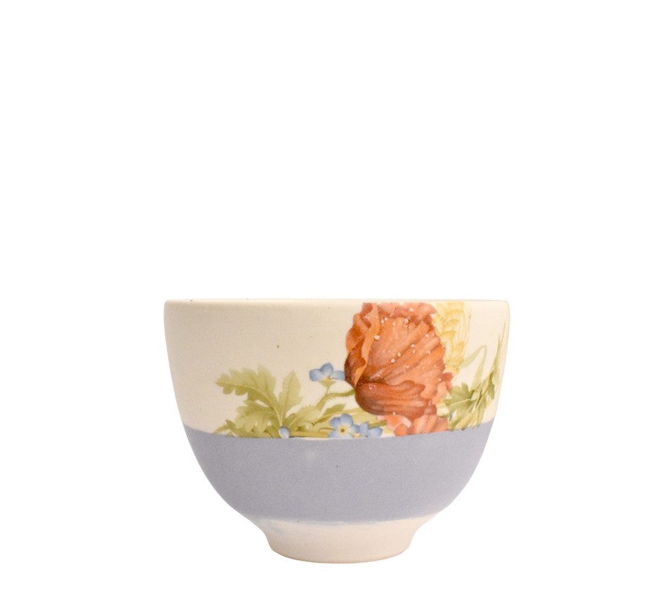 Bol à thé, no 33 (bande bleue, fleur orange-bleue), de l'artiste Jane Baronet, Pièce tournée ou fabriquée en grès par moulage, dimension : 3 H x 3.5 po