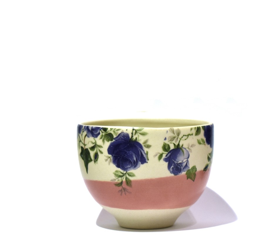 Bol à thé (bande rose, fleurs bleues), no 4, de l'artiste Jane Baronet, Pièce tournée ou fabriquée en grès par moulage, dimension : 3 po x 2 1/8 po