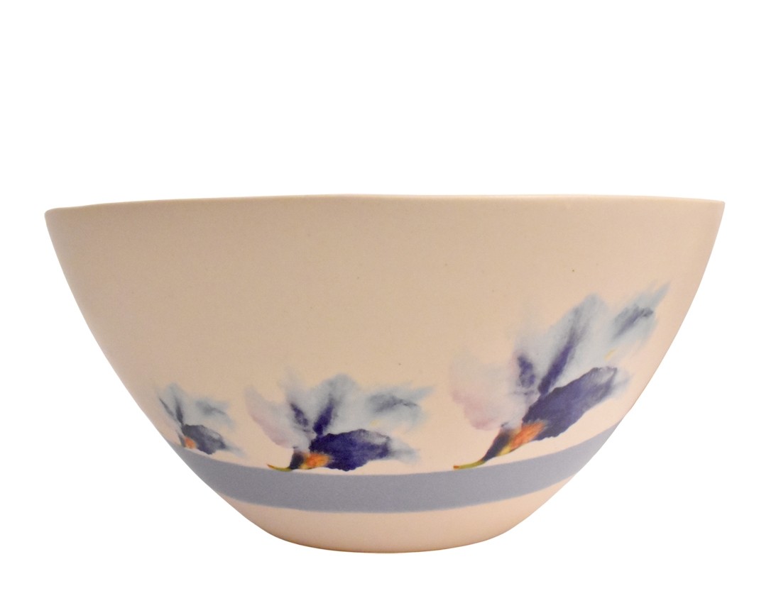 Bol repas, no 38, (bande bleue, fleur bleue), de l'artiste Jane Baronet, Pièce tournée ou fabriquée en grès par moulage, dimension : 7.25 po x 3.5 po