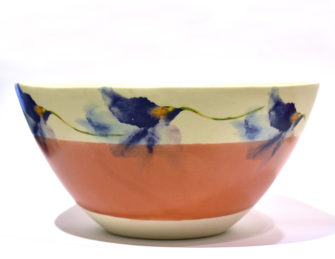 Bol repas (bande orange foncé, fleurs violettes), no 8, de l'artiste Jane Baronet, Pièce tournée ou fabriquée en grès par moulage, dimension : 7.25 po x 3.5 po