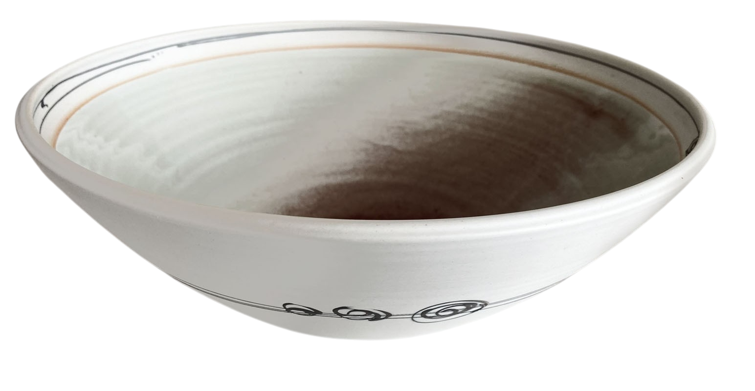 Bol de service (très grand), intérieur rouge/vert, de l'artiste Elizabeth Hamel, medium : céramique porcelaine blanche, dimension : 7 po haut x 14.5 po de diamètre, pièce vendue à l'unité, vue 2