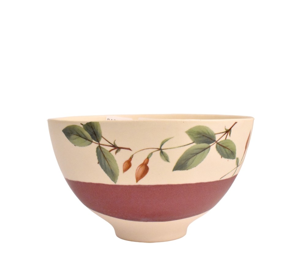 Bol à café, no 25, (bande rose foncé, feuilles vertes), de l'artiste Jane Baronet, Pièce tournée ou fabriquée en grès par moulage, dimension : 2,8 H po x 4.7 po