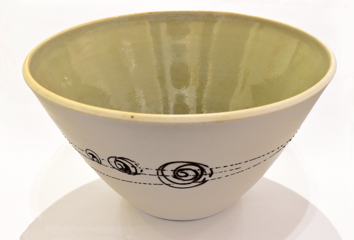 Bol à soupe thaï (intérieur vert), de l'artiste Elizabeth Hamel, medium : céramique porcelaine blanche, dimension : 4.5 po haut x 7.5 po diamètre, pièce vendue à l'unité