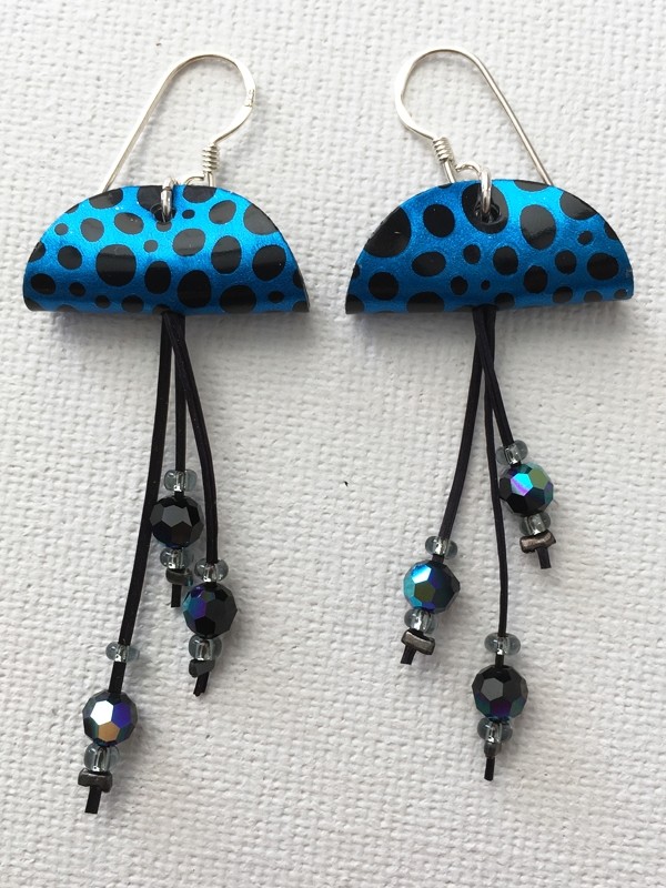 Boucles d'oreilles Méduses, no 11, de l'artiste Molusk, Bijou mode d'inspiration aquatique souple et léger. La matière première : un PVC transparent qui, une fois coloré, doré et imprimé, est totalement métamorphosé.