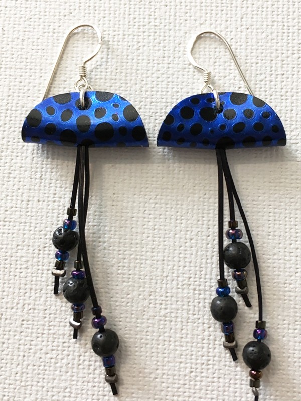 Boucles d'oreilles Méduses, no 13, de l'artiste Molusk, Bijou mode d'inspiration aquatique souple et léger. La matière première : un PVC transparent qui, une fois coloré, doré et imprimé, est totalement métamorphosé.