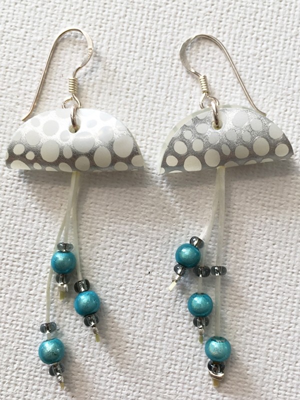 Boucles d'oreilles Méduses, no 14, de l'artiste Molusk, Bijou mode d'inspiration aquatique souple et léger. La matière première : un PVC transparent qui, une fois coloré, doré et imprimé, est totalement métamorphosé.