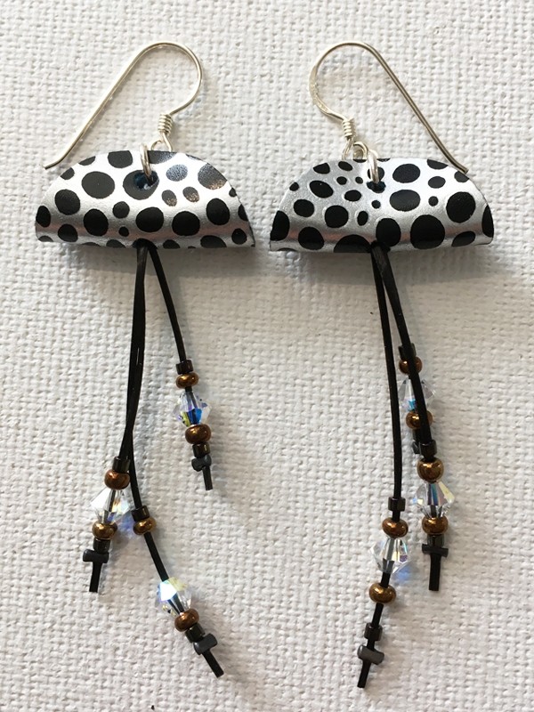 Boucles d'oreilles Méduses, no 15, de l'artiste Molusk, Bijou mode d'inspiration aquatique souple et léger. La matière première : un PVC transparent qui, une fois coloré, doré et imprimé, est totalement métamorphosé.