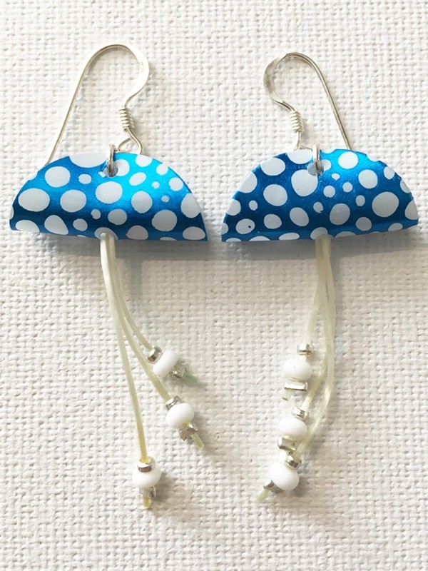 Boucles d'oreilles Méduses, no 21, de l'artiste Molusk, Bijou mode d'inspiration aquatique souple et léger. La matière première : un PVC transparent qui, une fois coloré, doré et imprimé, est totalement métamorphosé.