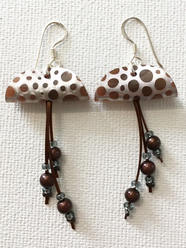 Boucles d'oreilles Méduses, no 25, de l'artiste Molusk, Bijou mode d'inspiration aquatique souple et léger. La matière première : un PVC transparent qui, une fois coloré, doré et imprimé, est totalement métamorphosé.