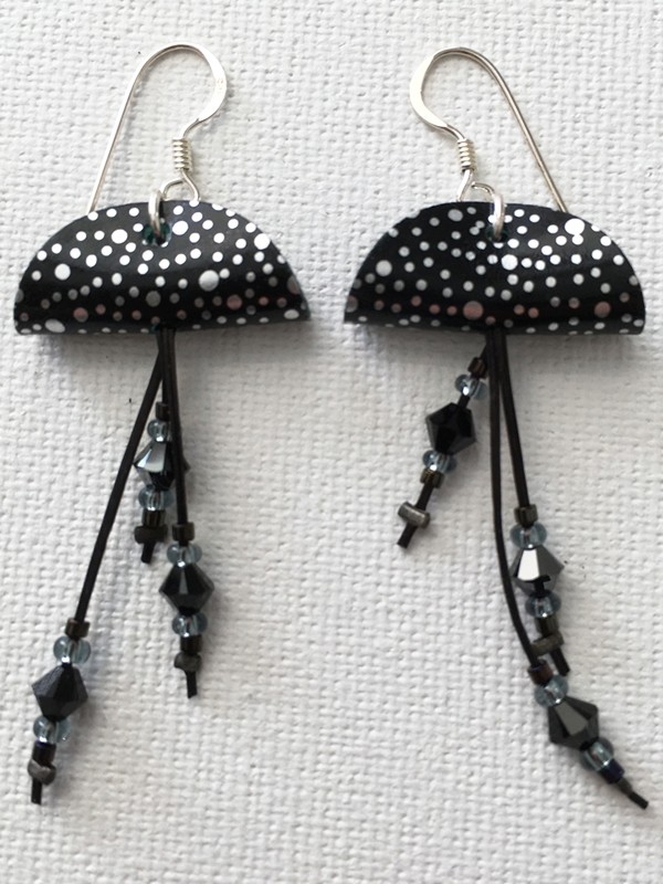 Boucles d'oreilles Méduses, no 27, de l'artiste Molusk, Bijou mode d'inspiration aquatique souple et léger. La matière première : un PVC transparent qui, une fois coloré, doré et imprimé, est totalement métamorphosé.